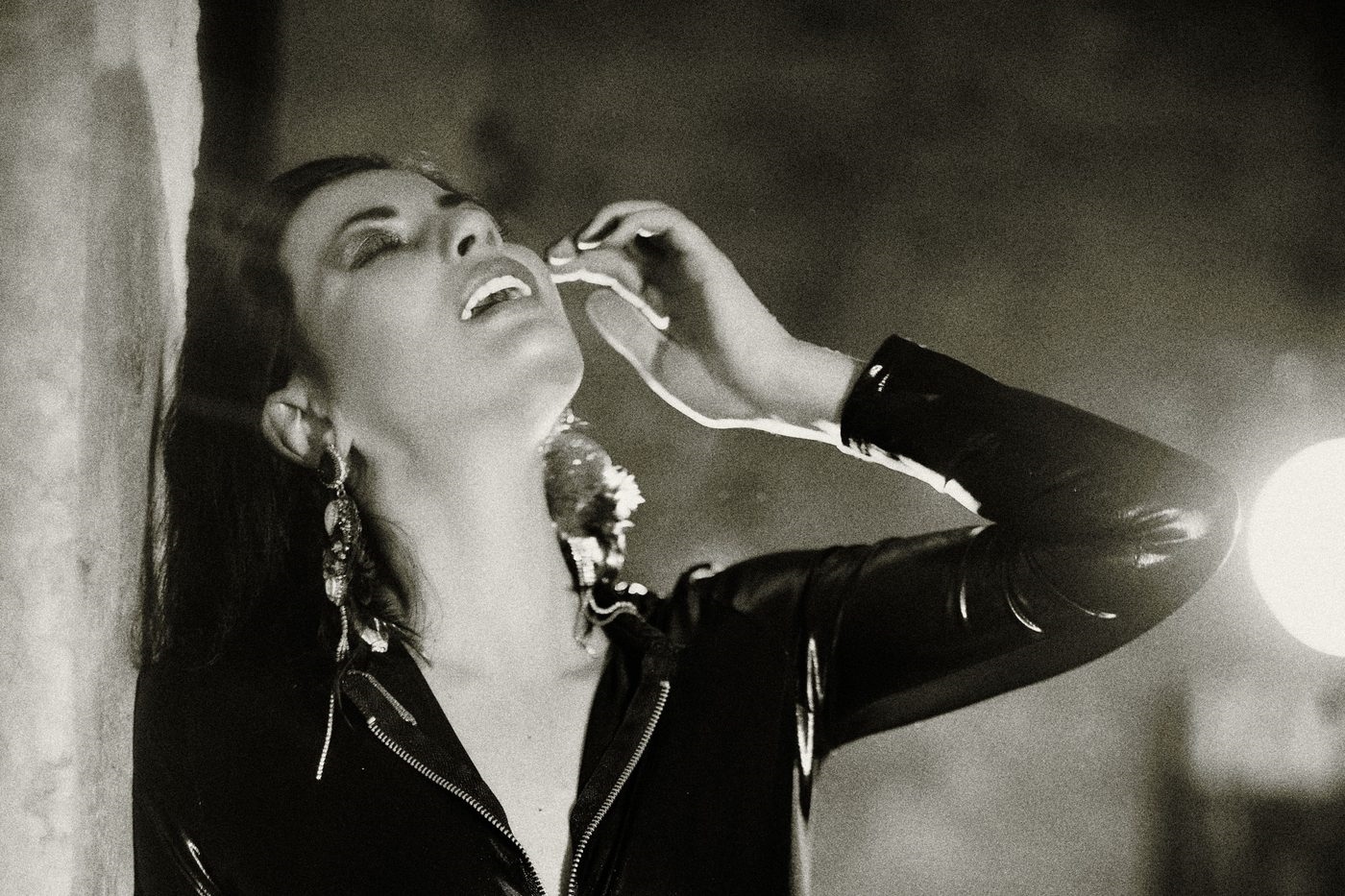 Femme en body de latex en noir et blanc