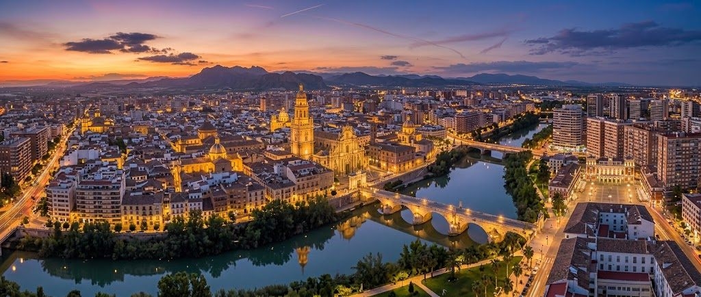 Centro de Valladolid junto al río Pisuerga al atardecer — encuentros gays en Valladolid