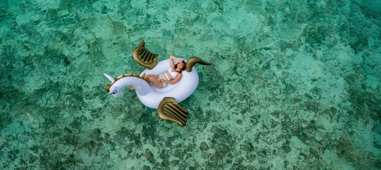 Mujer Unicornio en el mar