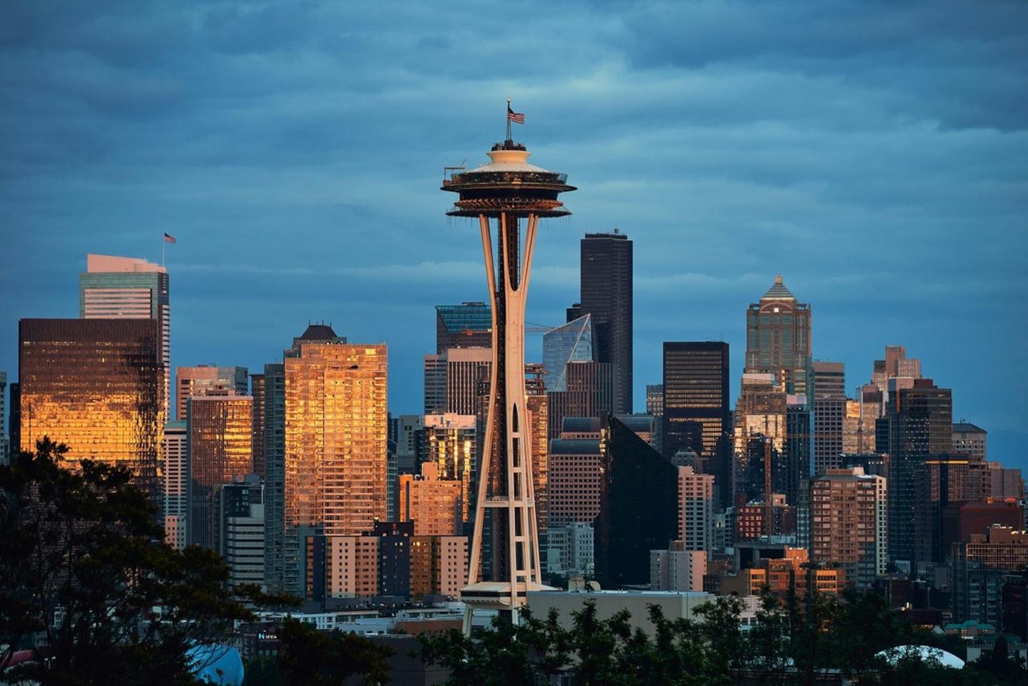 Ambiente urbano que evoca la escena swinger latina en Seattle, Washington