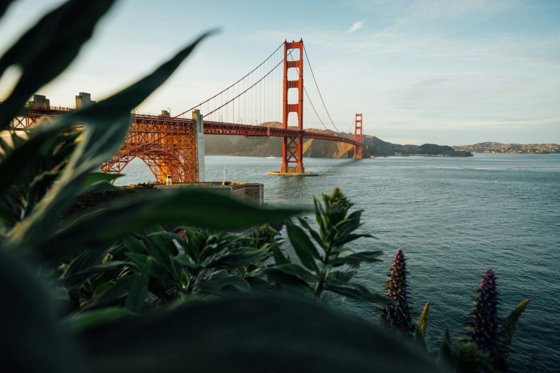 Puente Golden Gate al atardecer, símbolo del Bay Area y su escena swinger latina