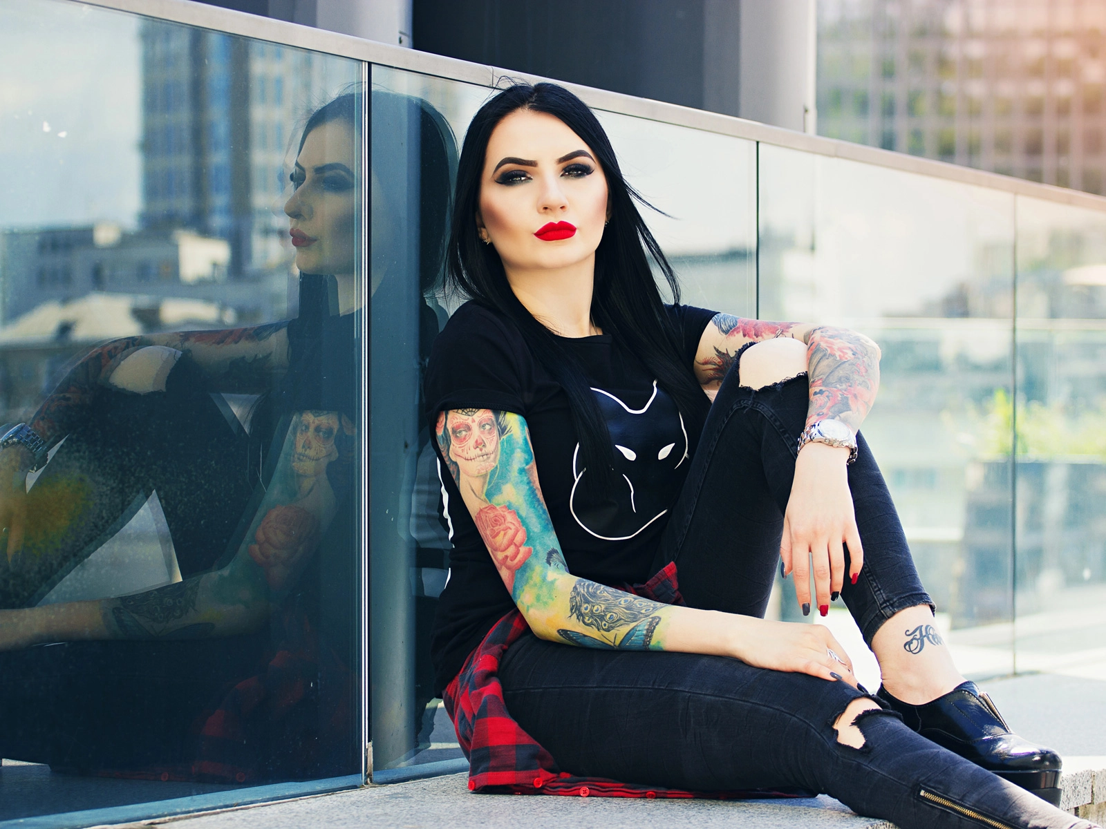 Sexy woman with tatts in Richmond