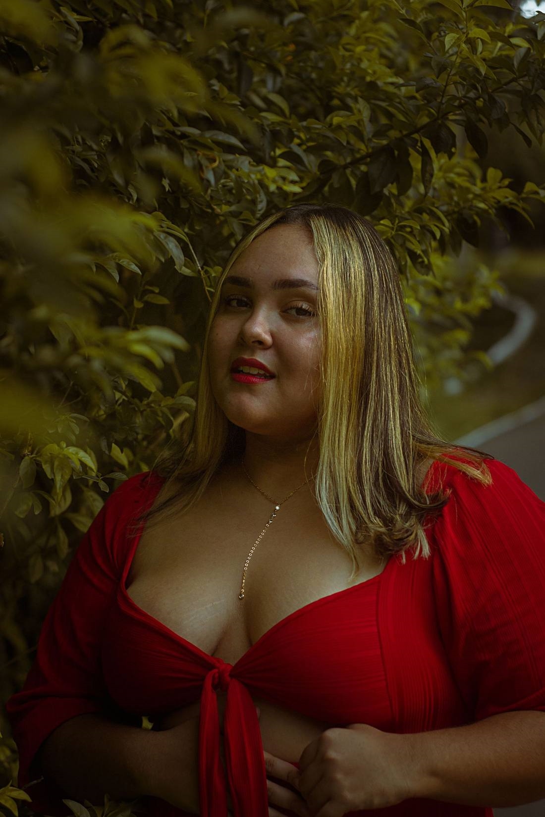 Mujer BBW relajada con estilo casual en Miami, foto ilustrativa de stock, no representa a un miembro real