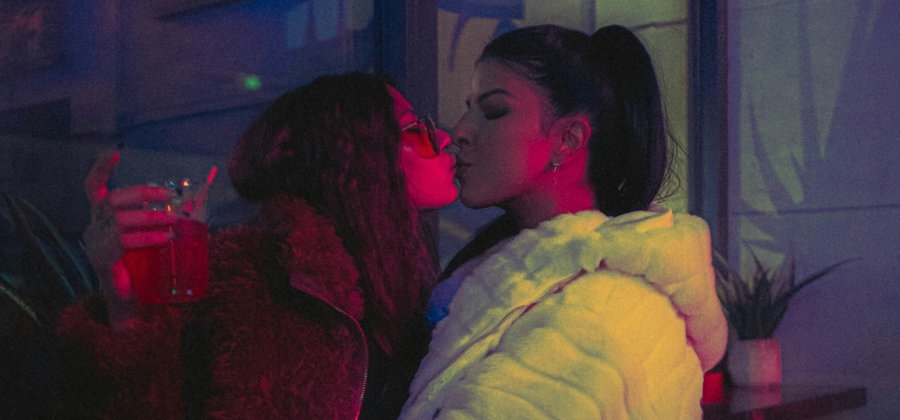 Pareja de mujeres en ambiente nocturno