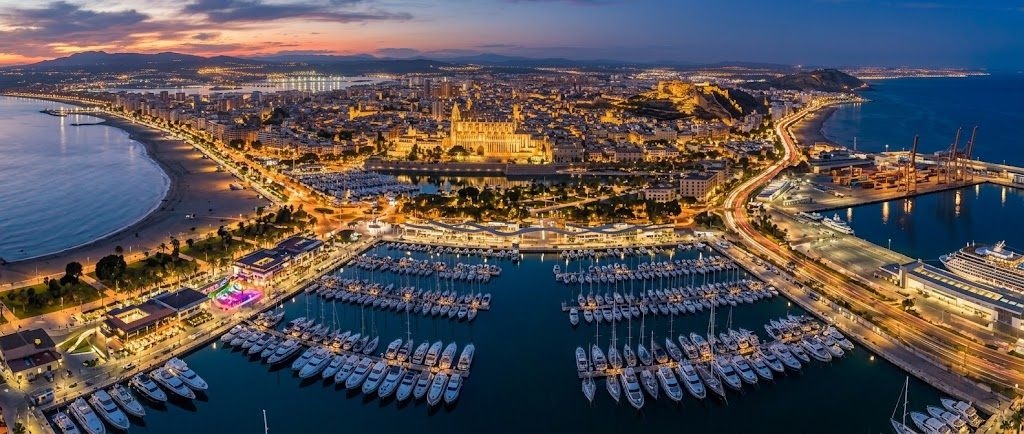 Puerto de Málaga y la ciudad al atardecer — encuentros gays en Málaga