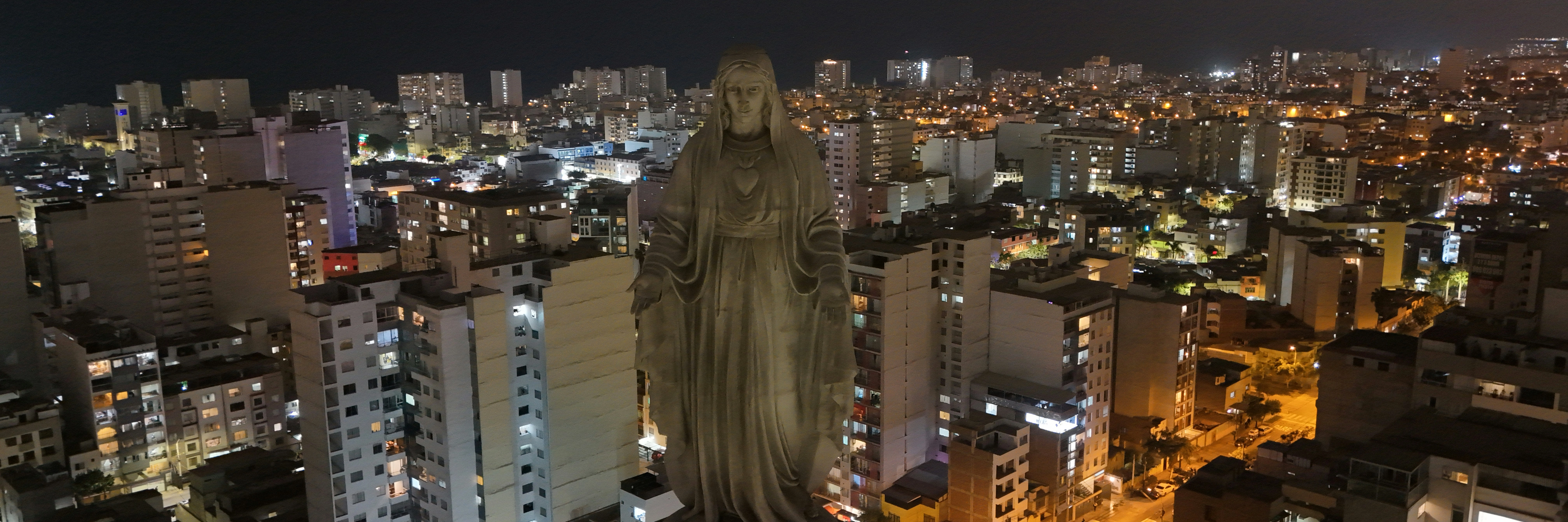 Skyline nocturno de Lima 