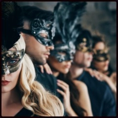 Grupo con máscaras venecianas en una fiesta