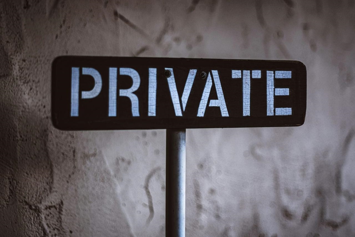 Cartel que dice Private, evocando la discreción de la escena swinger latina en Jacksonville
