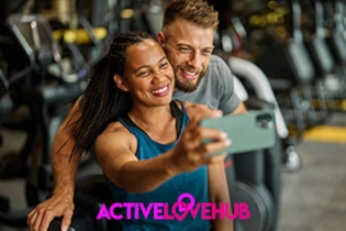 Two active singles taking a selfie during a gym meet up on a first date.