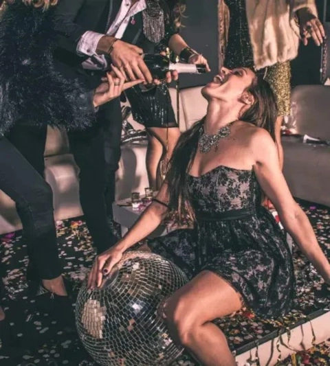 Fiesta privada con antifaces y bola de discoteca