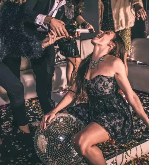 Fiesta privada con antifaces y bola de discoteca