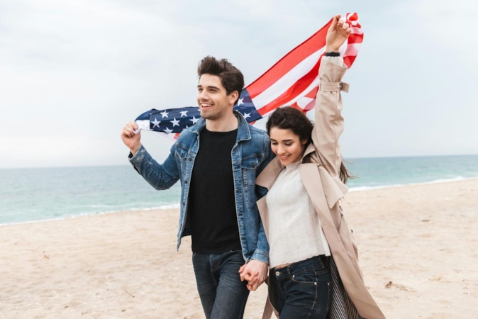 Pareja latina usando una app de citas para parejas liberales, un Tinder para parejas