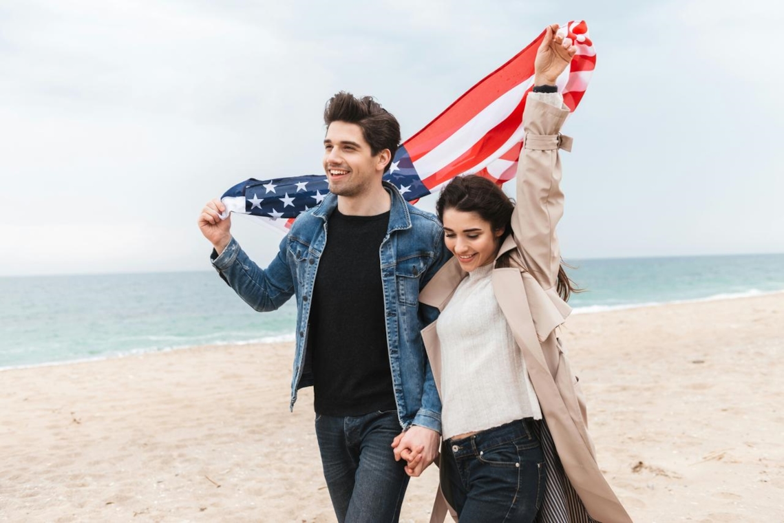 Pareja latina usando una app de citas para parejas liberales, un Tinder para parejas