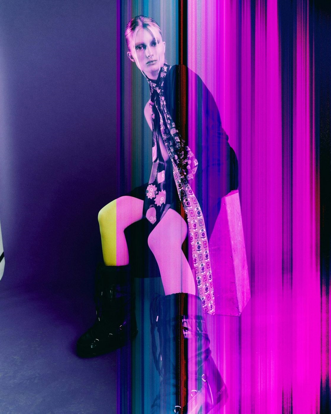 Retrato con iluminación de neón rosa y azul