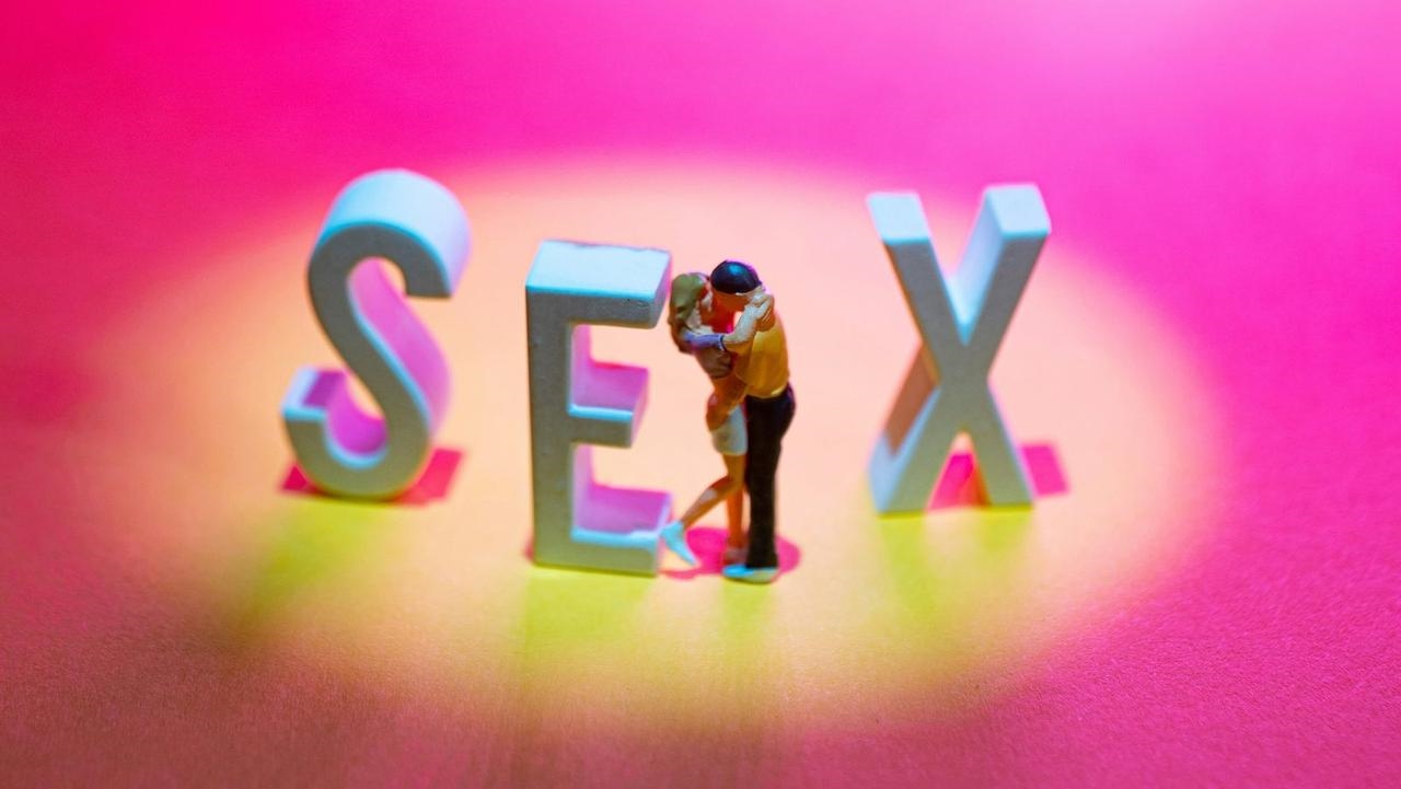Imagen sensual y desenfadada que evoca la escena swinger latina suburbana de Long Island