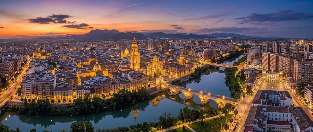 Vista aérea de Valladolid al atardecer con la catedral y el río Pisuerga