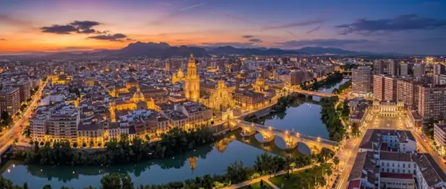 Vista aérea de Valladolid al atardecer con la catedral y el río Pisuerga