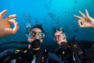 couple deep sea diving