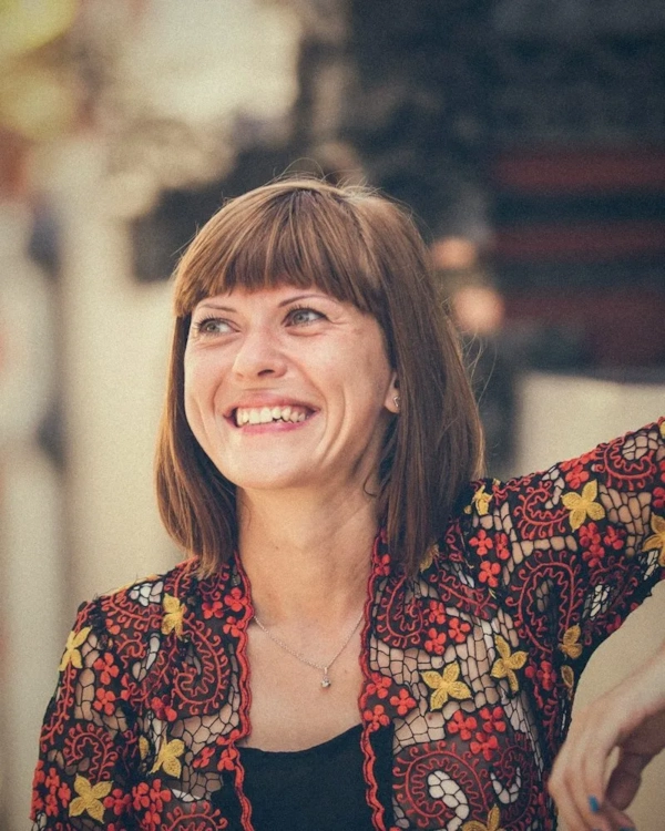 Smiling woman with a fringe in a floral cardigan
