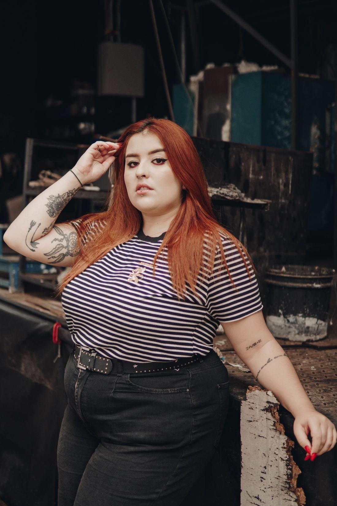 Mujer curvy con estilo urbano en Ciudad de México, foto ilustrativa de stock, no representa a un miembro real