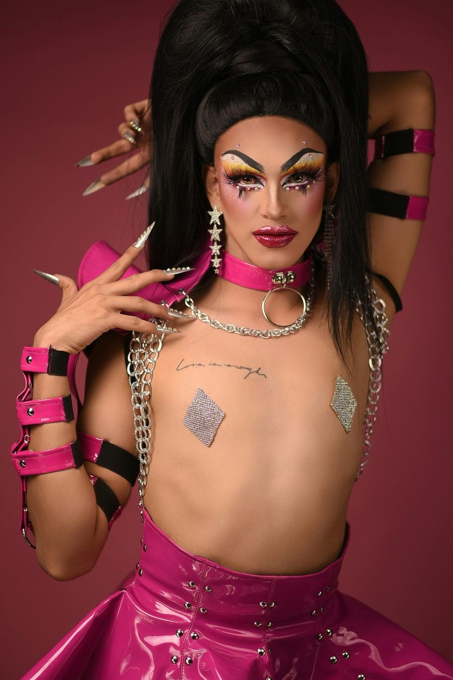 Persona con maquillaje y estética drag posando