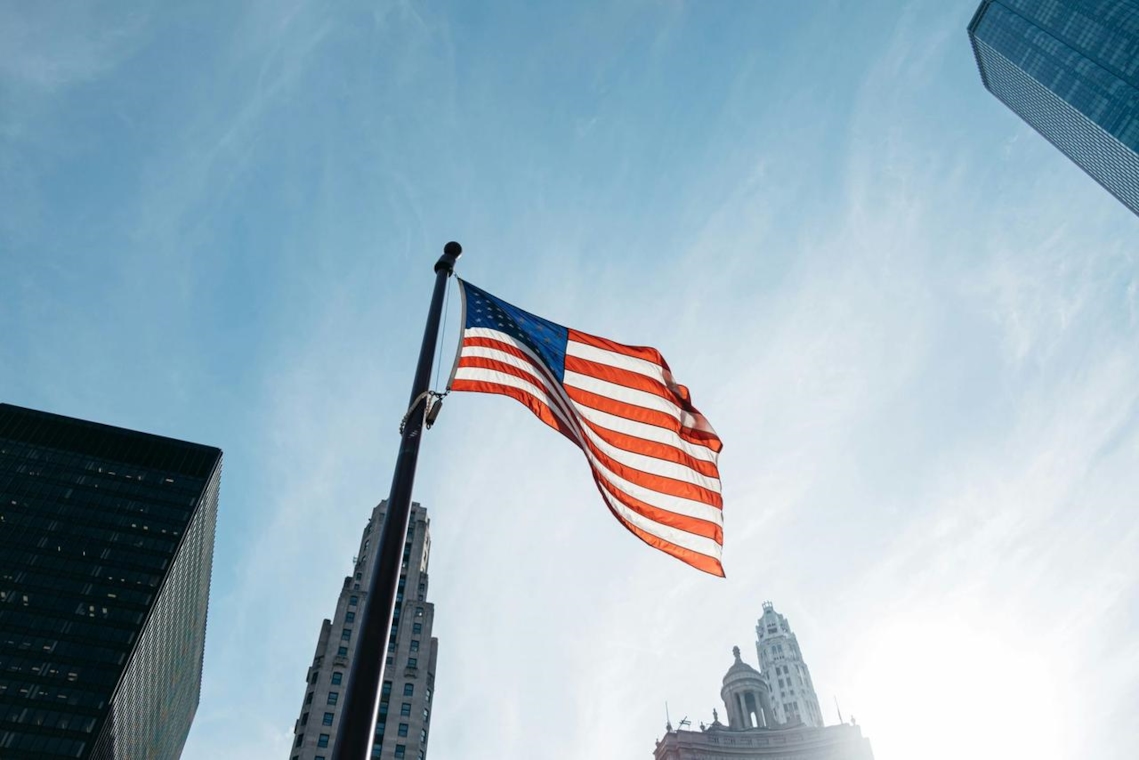 Bandera y rascacielos del área de Nueva York, símbolo de su escena swinger latina