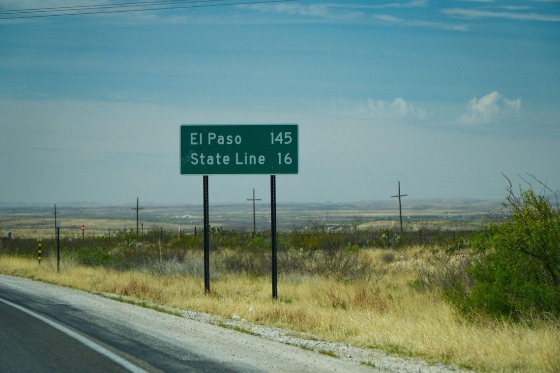 Cartel de carretera hacia El Paso, Texas, la ciudad fronteriza más mexicana de USA
