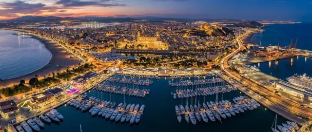 Puerto de Málaga al anochecer con la catedral y la ciudad iluminadas