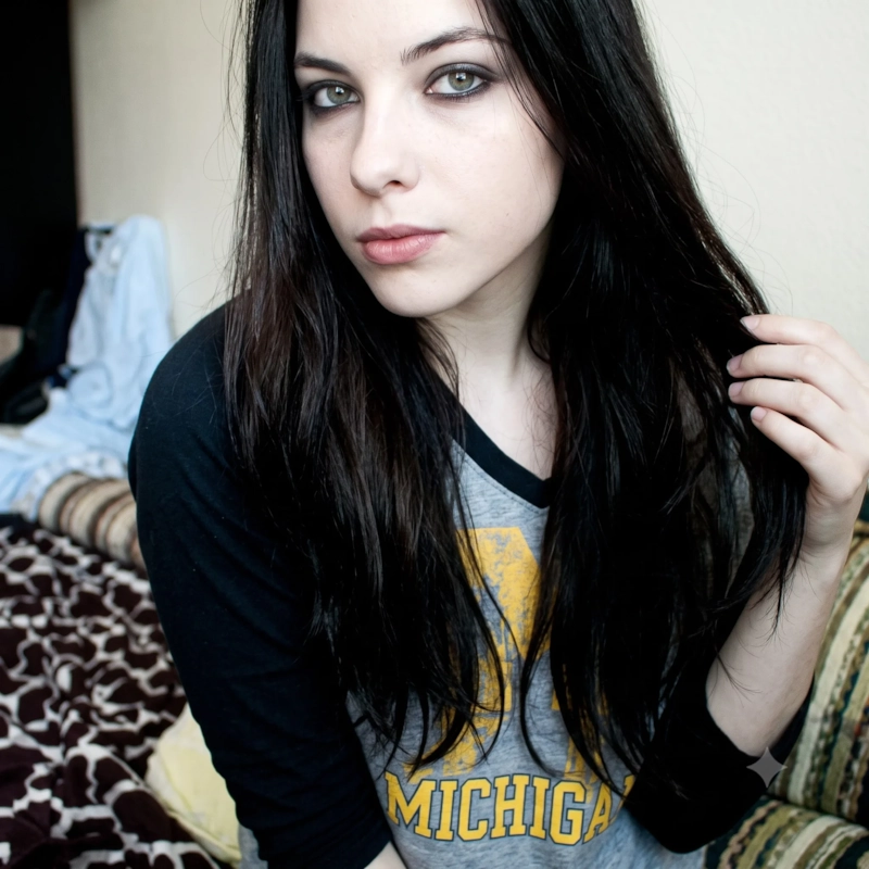 Danielle, 25