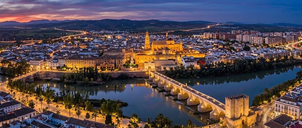 Puente Romano y la Mezquita-Catedral de Córdoba iluminados de noche — encuentros gays en Córdoba