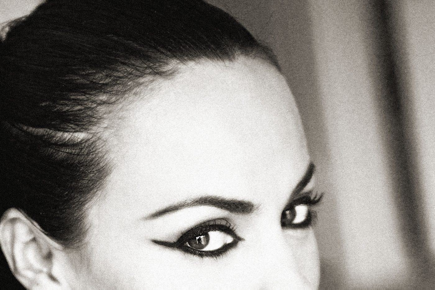 Portrait en noir et blanc d'une femme avec un collier