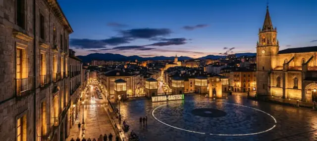 Plaza de la Virgen Blanca de Vitoria-Gasteiz al anochecer con la iglesia de San Miguel iluminada
