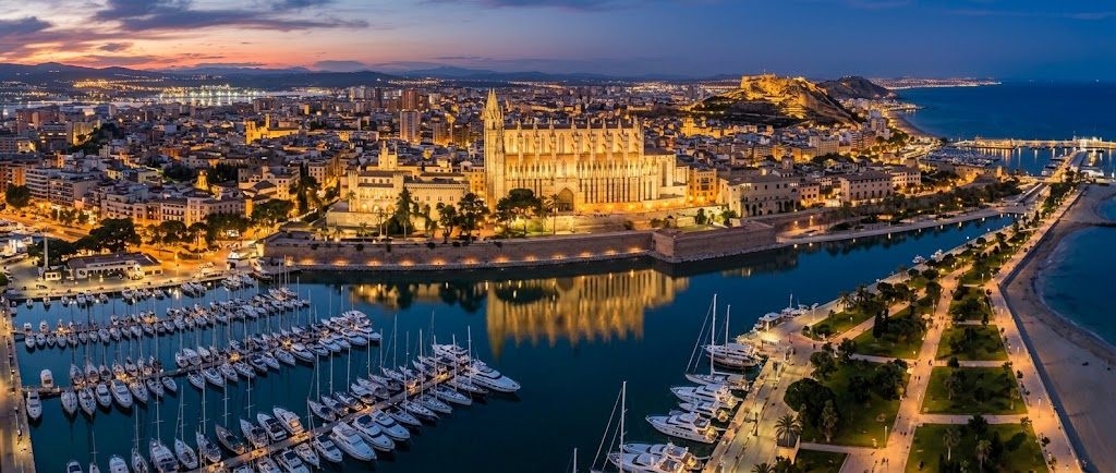 Vista de Palma de Mallorca al atardecer con la Catedral de La Seu y el puerto — encuentros gays en Palma de Mallorca