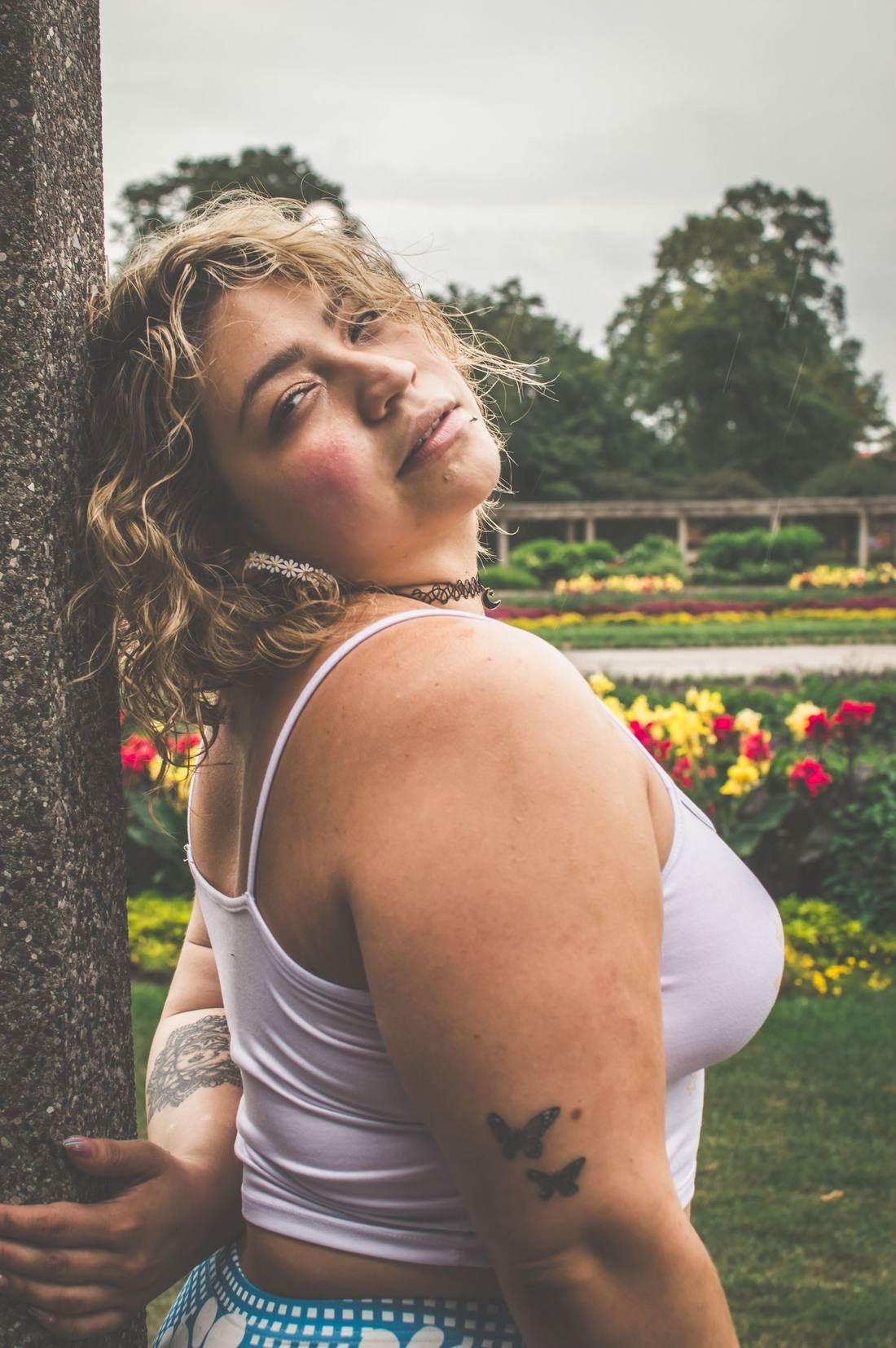 Mujer curvy latina elegante en Los Ángeles, foto ilustrativa de stock, no representa a un miembro real