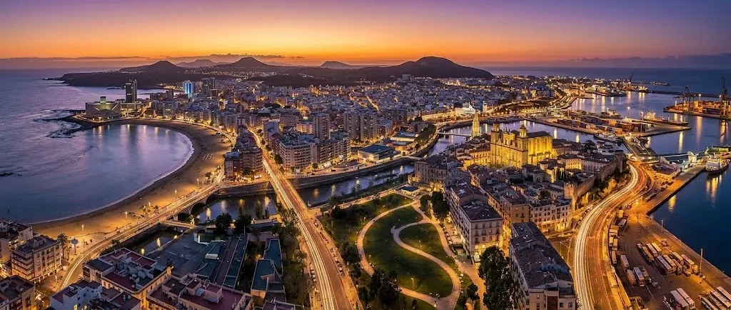 Vista aérea de Las Palmas de Gran Canaria al atardecer, junto al mar