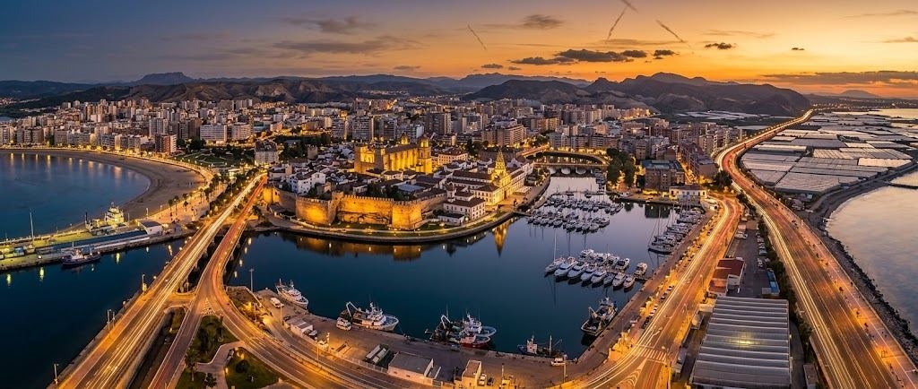 Alcazaba de Almería sobre la ciudad y el mar