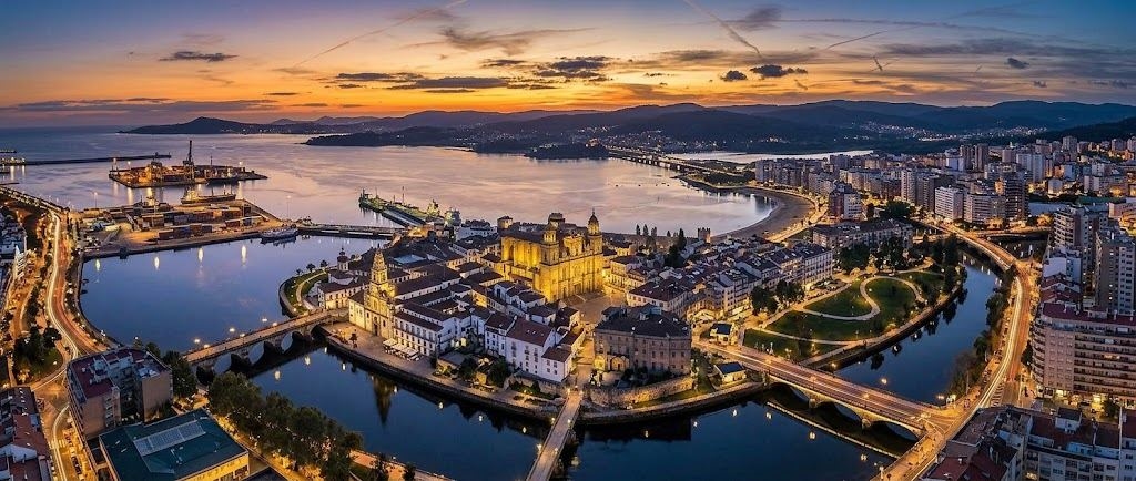 Plaza del casco histórico de Pontevedra con soportales de piedra