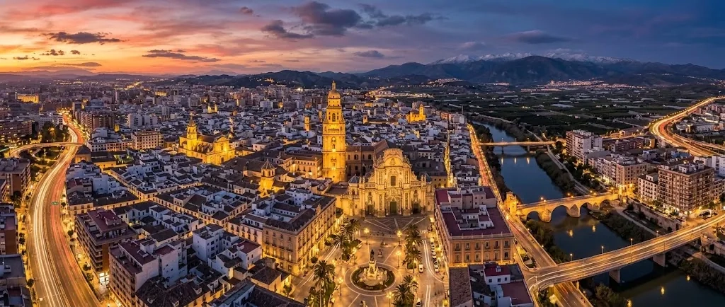 Vista aérea de Murcia al atardecer con la catedral iluminada