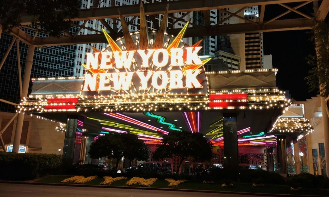 Neón del Strip de Las Vegas de noche, la escena swinger más a la vista de USA