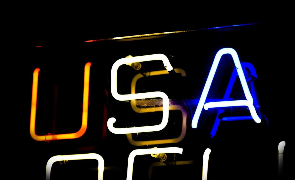 Luces de neón de colores que evocan la vida nocturna y la escena swinger latina en Orlando