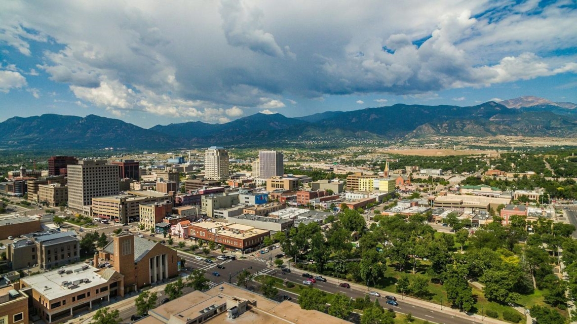 Imagen que evoca la discreción de la escena swinger en Colorado Springs
