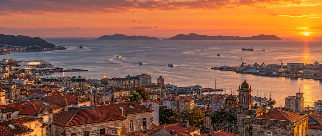 La ría de Vigo al atardecer con las islas Cíes al fondo — citas lesbianas en Vigo