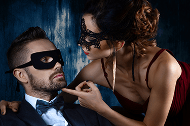 Pareja elegante con máscaras, comunidad swinger latina en USA