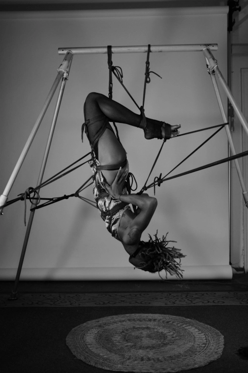Suspensión de shibari en blanco y negro