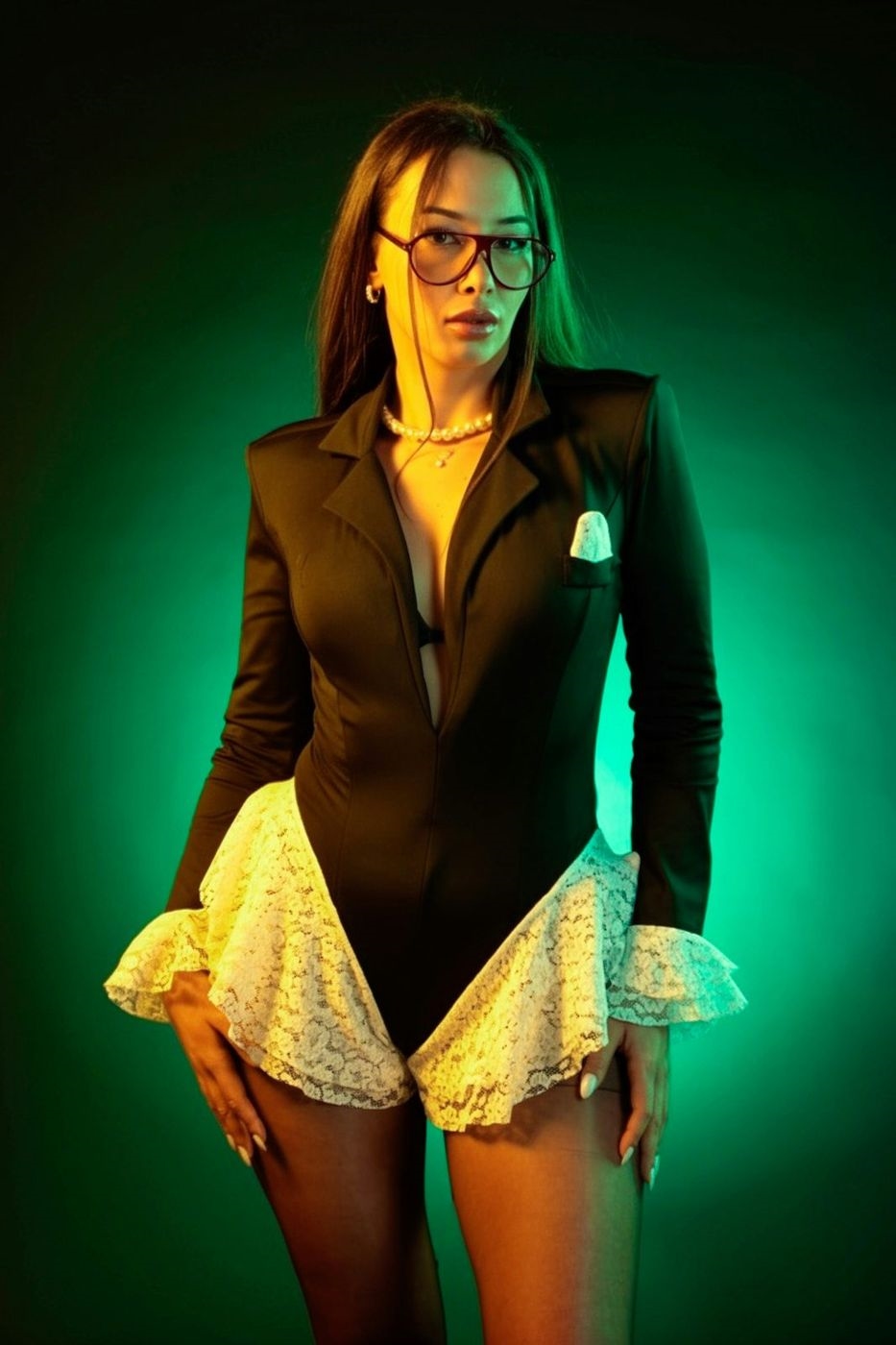 Retrato con traje sobre fondo de luz verde