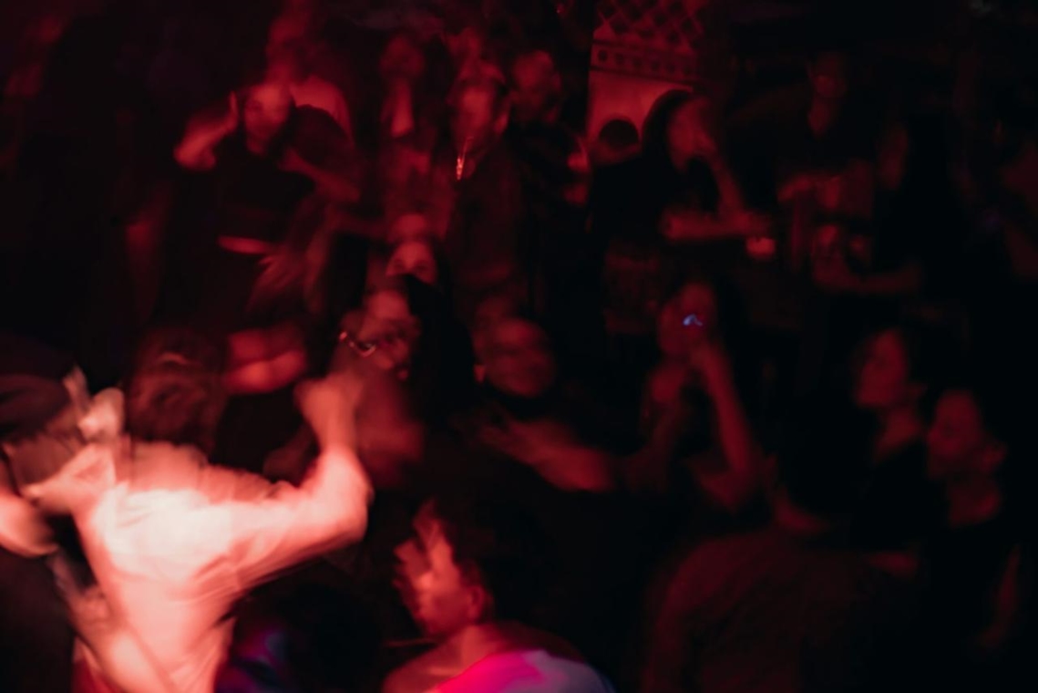 Imagen que evoca la escena swinger latina en las Tri-Cities, Washington