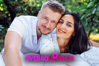 Over 40 singles connecting whilst having a walk on a date