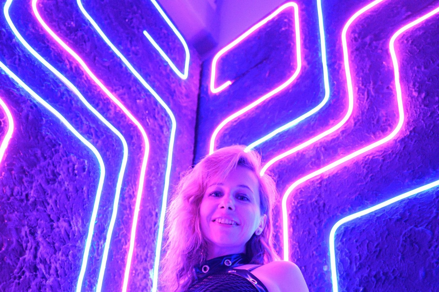 Femme en tenue fétichiste sous néons violets