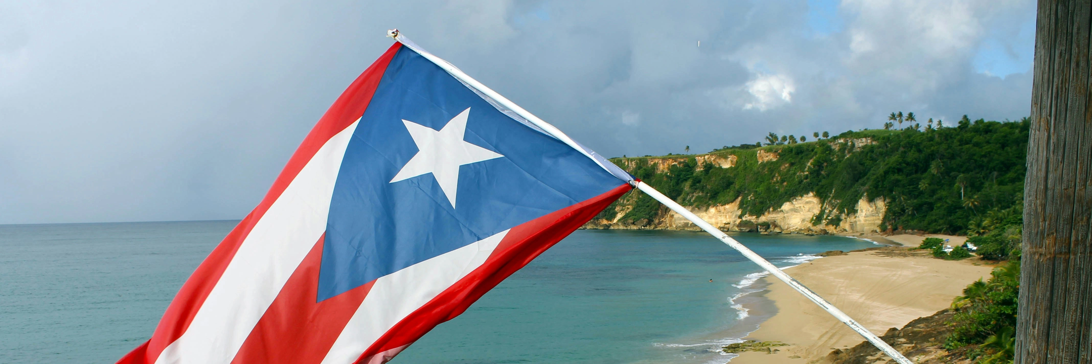 Playa San Juan con Bandera de Puerto Rico 