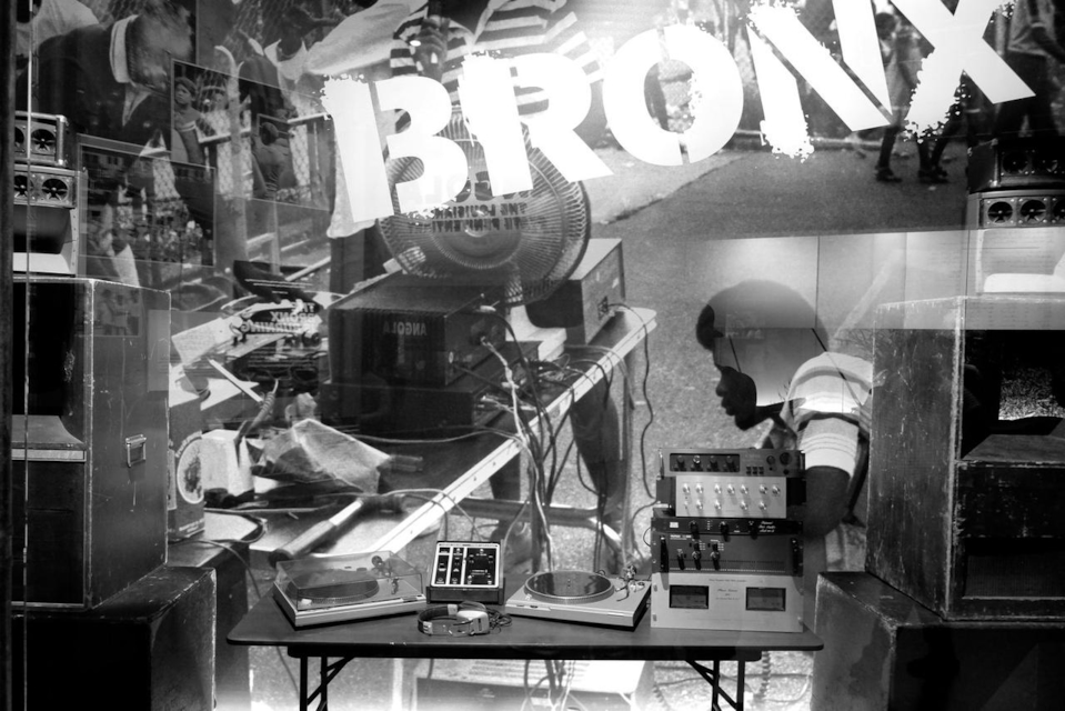 Neón sensual de una pareja que evoca la escena swinger latina en el Bronx